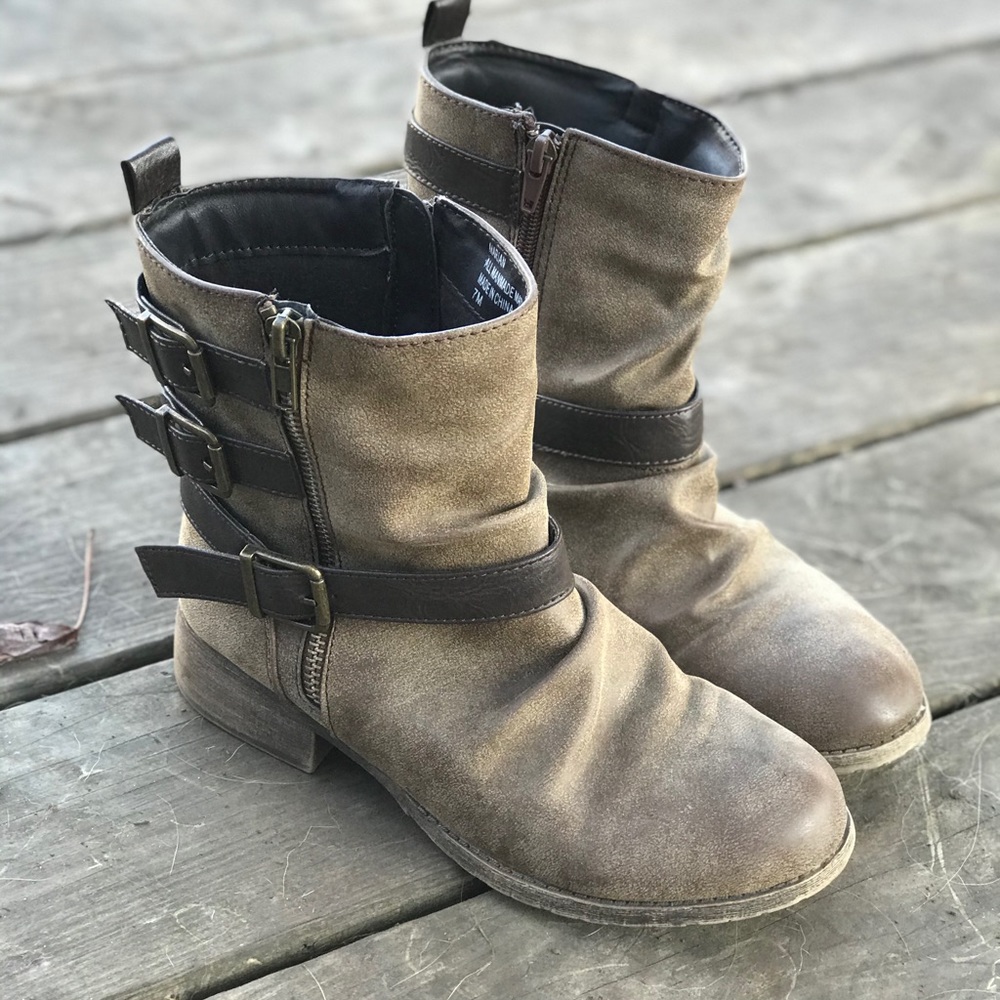 Fun worn in look boots.